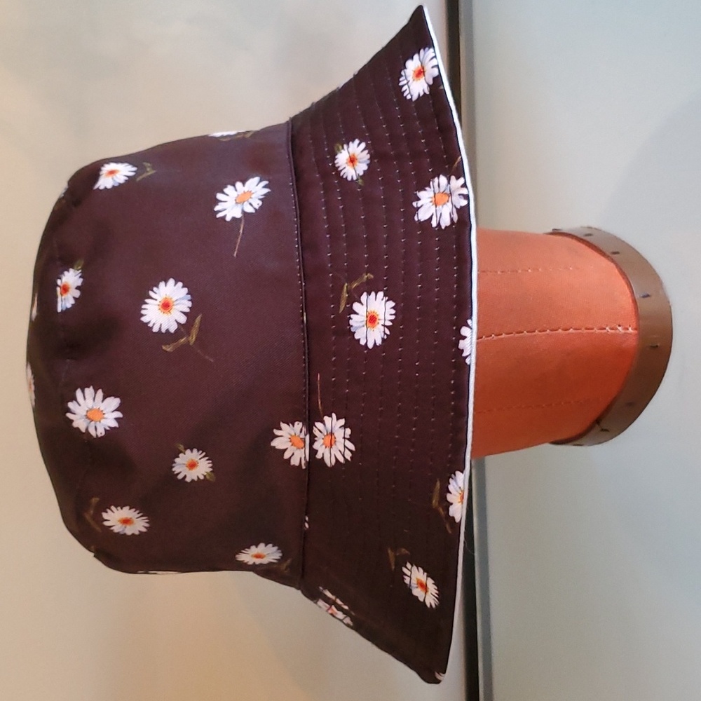 Alice + Olivia Stacey Bendet Reversible Daisy Bucket Hat NWOT Unisex